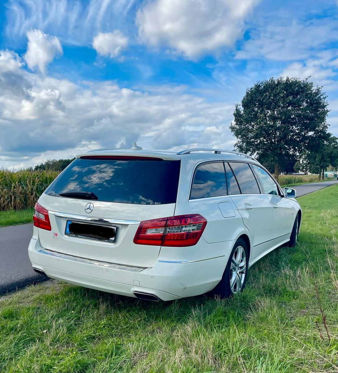 Mercedes-Benz E200 2012 — rear view