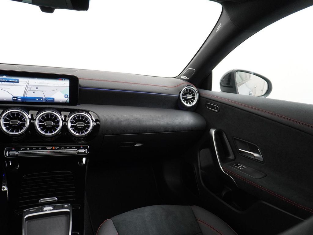 Mercedes-Benz CLA 180 Shooting Brake Star Edition AMG Line | P