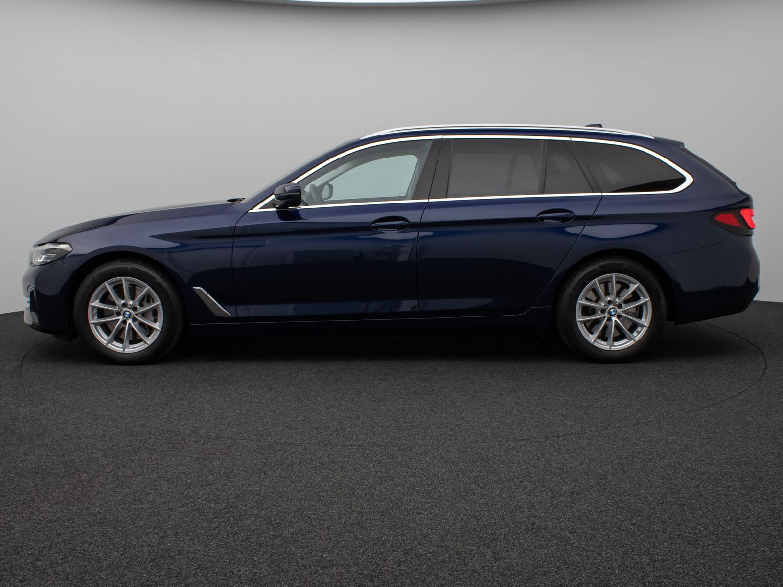 Fahrzeugabbildung BMW 530d xD Panoram Kamera HUD DAB HiFi SoftCl Sport