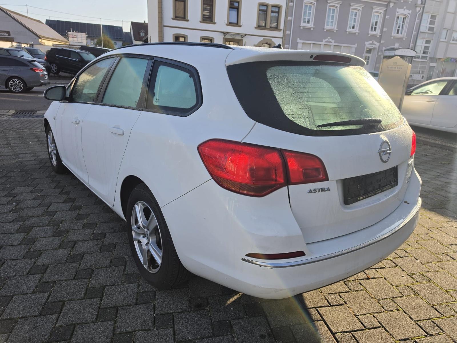 Opel Astra 2013 — interior