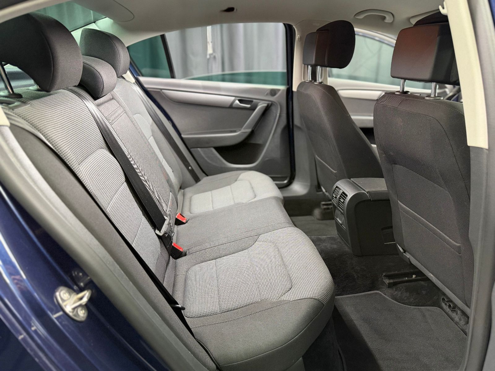 Fahrzeugabbildung Volkswagen Passat Lim. 2.0 TDI Comfortline|PDC|NAVI|AHK