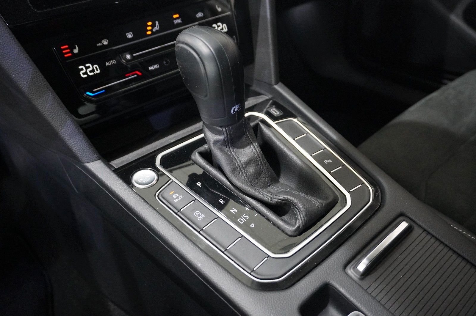 Fahrzeugabbildung Volkswagen Passat VARI. 2.0D R-LINE 4M NAVI/LED/KAMERA/AHK