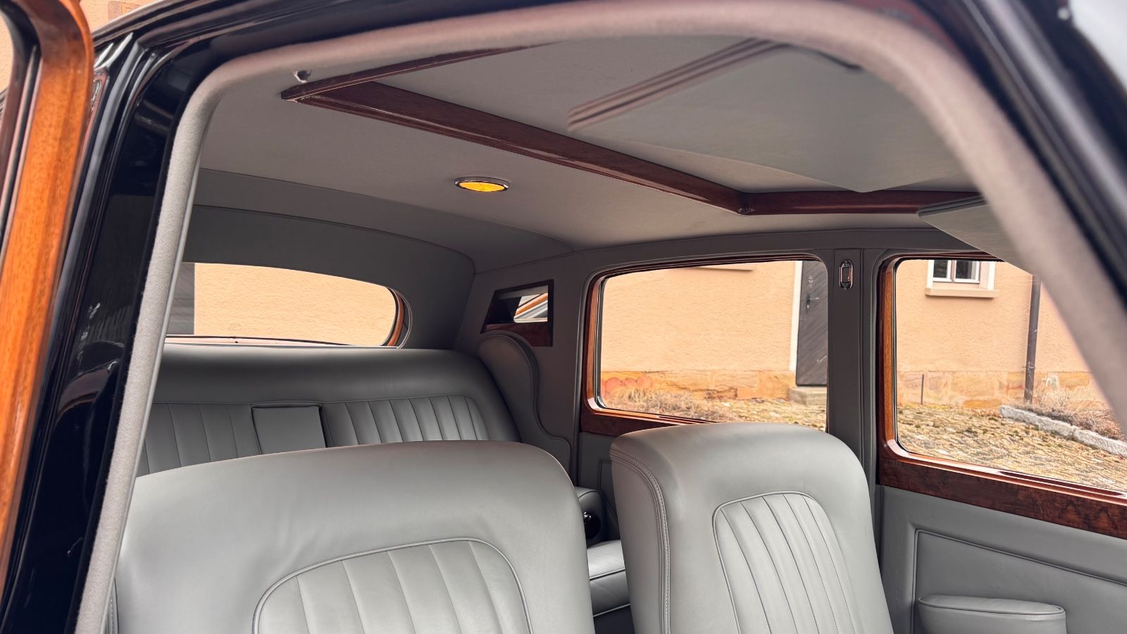 Rolls-Royce Silver Dawn 19