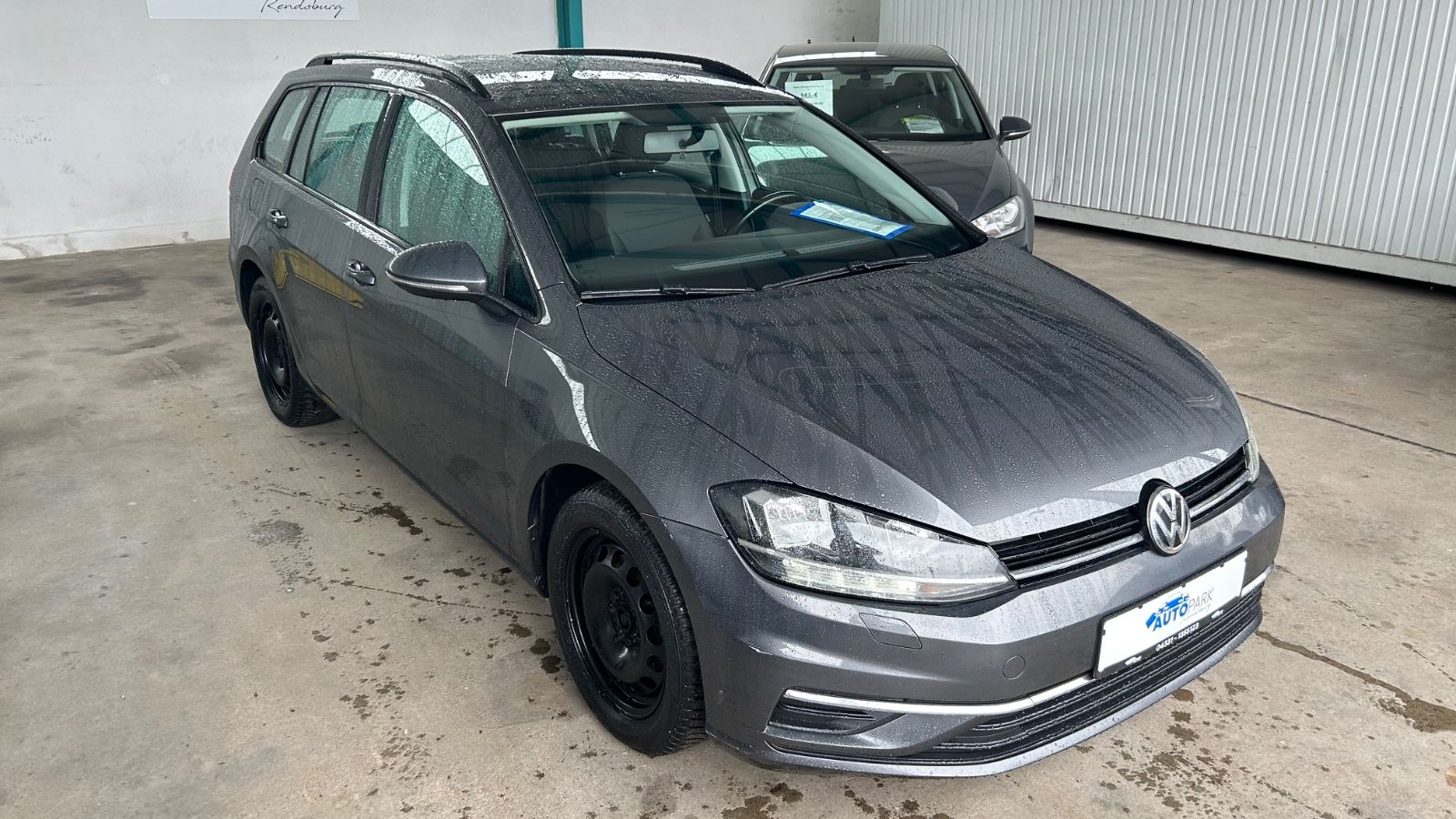 Volkswagen Golf - 1