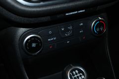 Fahrzeugabbildung Ford Fiesta 1,0 EcoBoost Titanium 5-trg + WinterPaket