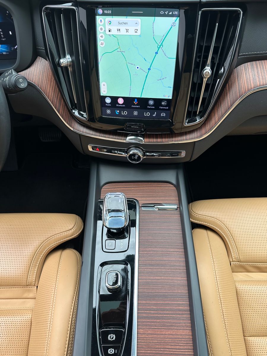 Fahrzeugabbildung Volvo XC60 B5 B AWD Ultimate Bright NAV+LED+PANO+AHK