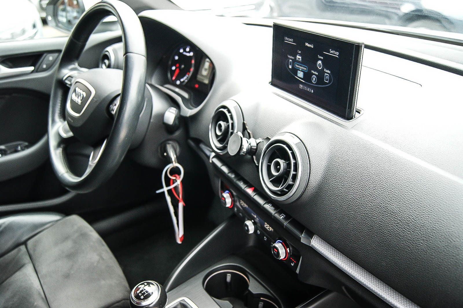 Fahrzeugabbildung Audi A3 Limousine 1.4 TFSI S-LINE NAVIGATION XENON 18