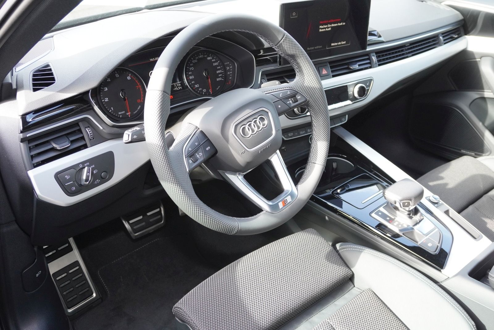 Fahrzeugabbildung Audi A4 Avant S line 40 TFSI 150(204) kW(PS) S tronic