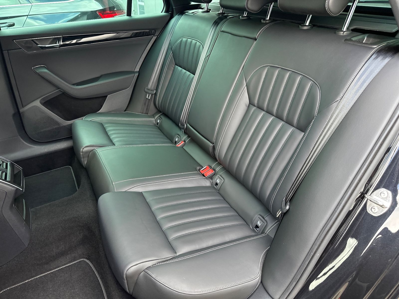 Fahrzeugabbildung SKODA Superb Combi 2.0 TDI DSG L&K 4x4 NAV+LED+AHK+KAM