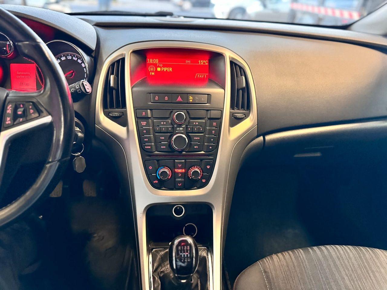 Opel Astra 2012 — photo 11