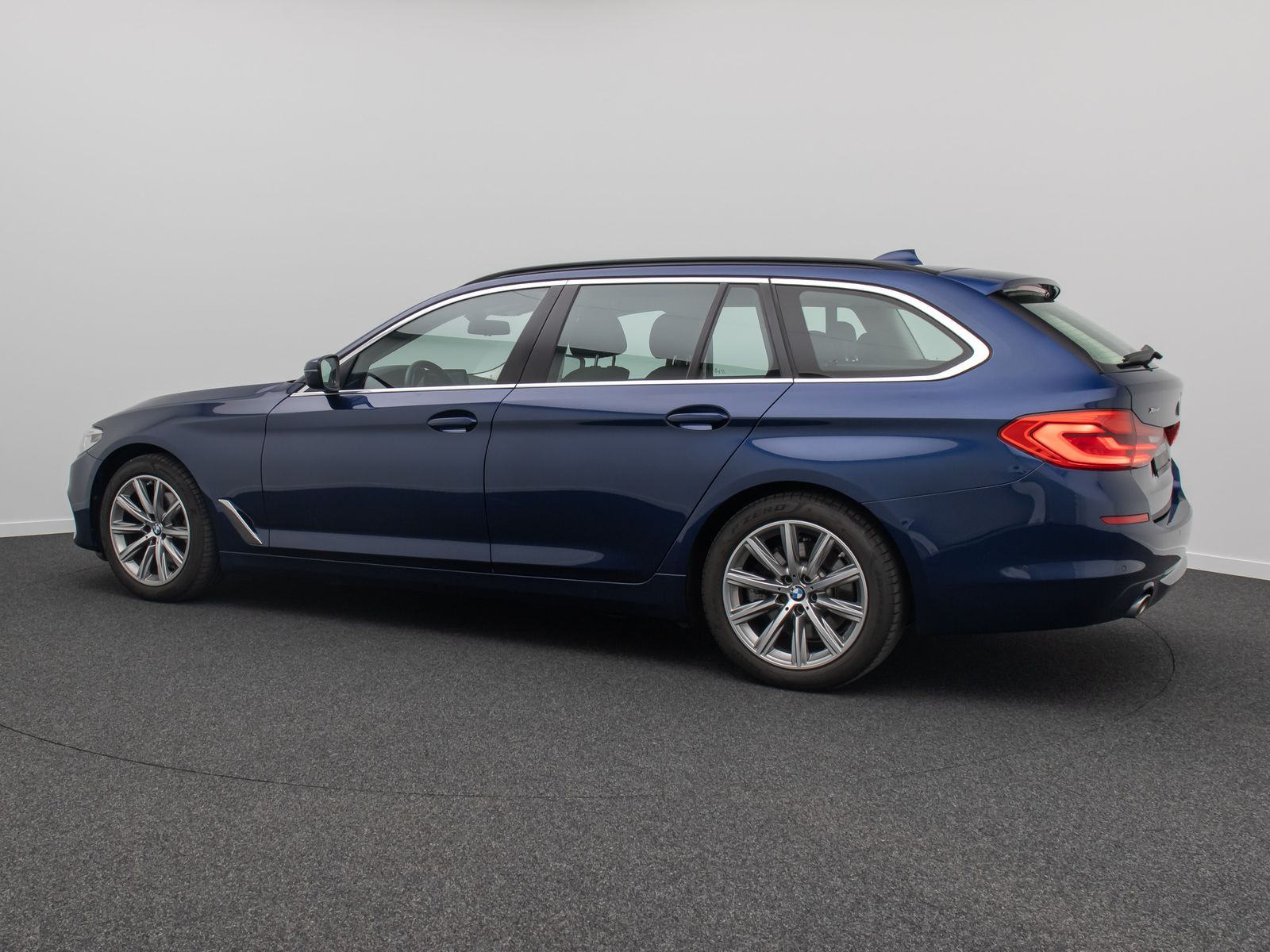 Fahrzeugabbildung BMW 520d xD HUD Kamera HiFi Alarm AHK FernlichtAssis