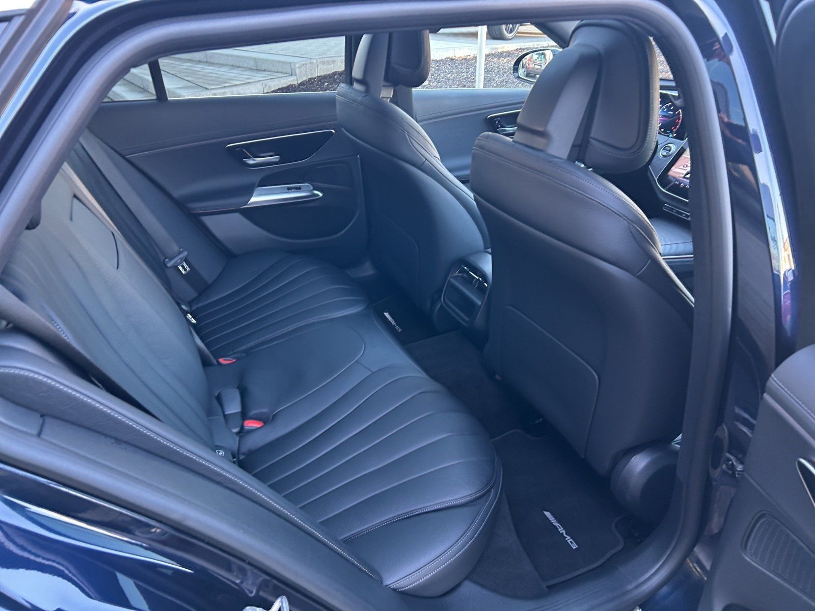 Fahrzeugabbildung Mercedes-Benz E220d T AMG Adva+ DISTRO Pano AHK Sitzklim KeyGo