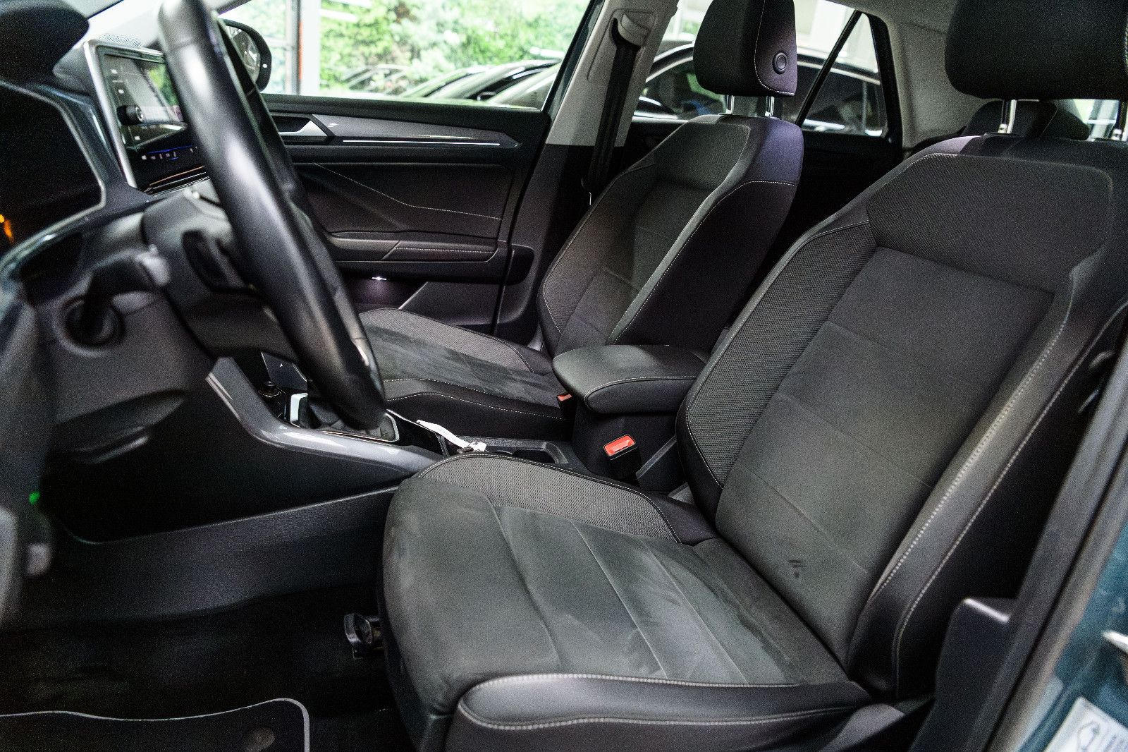 Fahrzeugabbildung Volkswagen T-Roc Style 1.5 TSI DSG LED+AHK+KEYLESS+KAMERA