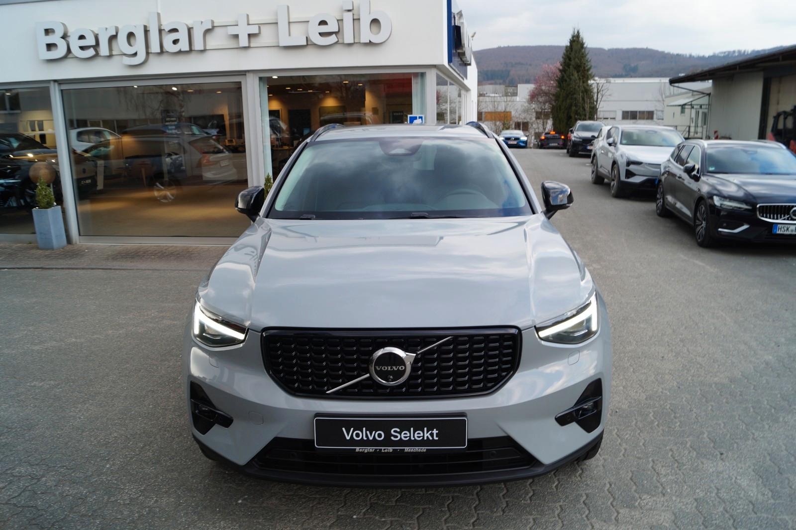 Volvo XC40 B3 Benzin 2WD Plus Dark DKG/Leder/AHK/Pixel