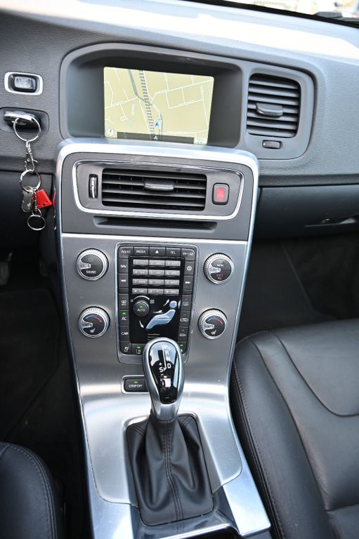 VOLVO V60 Kombi D4 Summum Leder Schiebedach Navi VOLL VOLVO V60 Kombi D4 Summum Leder Schiebedach Navi VOLL