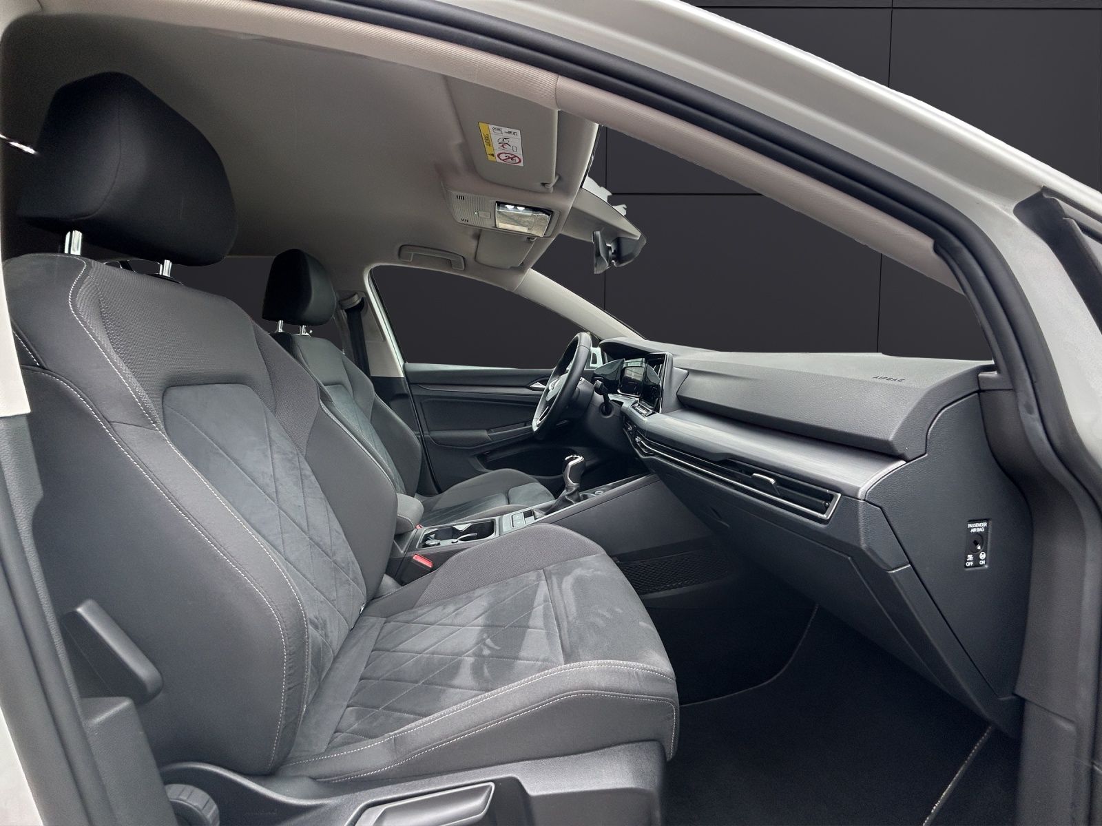 Fahrzeugabbildung Volkswagen Golf VIII TSI Style Matrix Navi ACC STHZ PDC SHZ