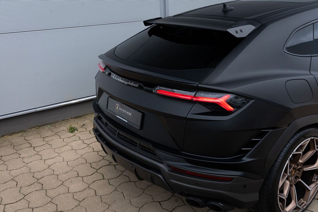 LAMBORGHINI Urus 2025