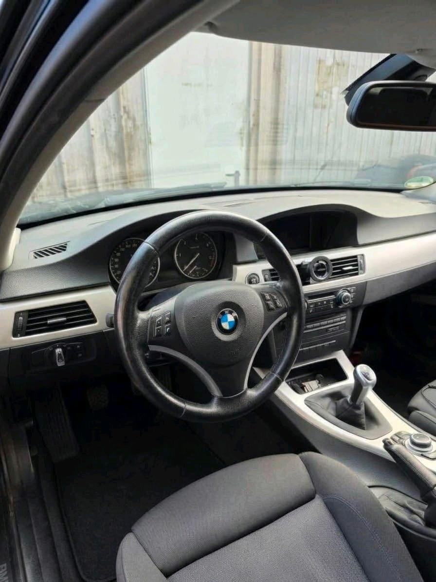 BMW 320 2010 — rear view