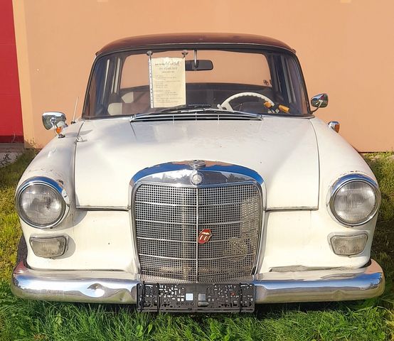 Mercedes-Benz Mercedes 190c / 200 Heckflosse W110 Oldtimer