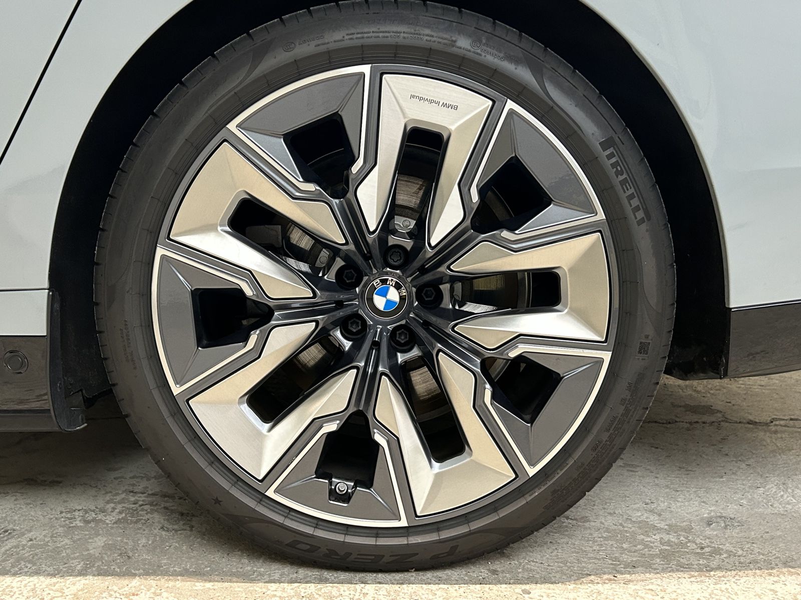 Fahrzeugabbildung BMW i7 xDrive60 Limousine Sitzbelüftung B&W Surround