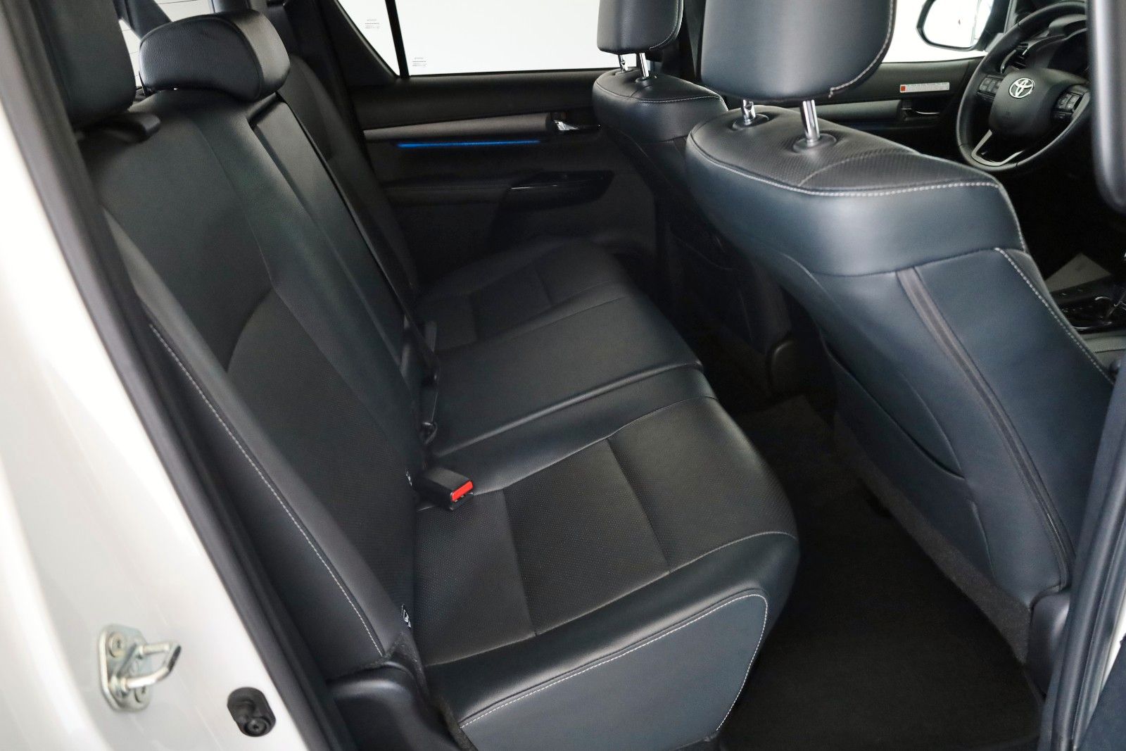 Fahrzeugabbildung Toyota Hilux 2.8 D-4D Invincible,ACC,Rollo,Rollbüg.,AHK