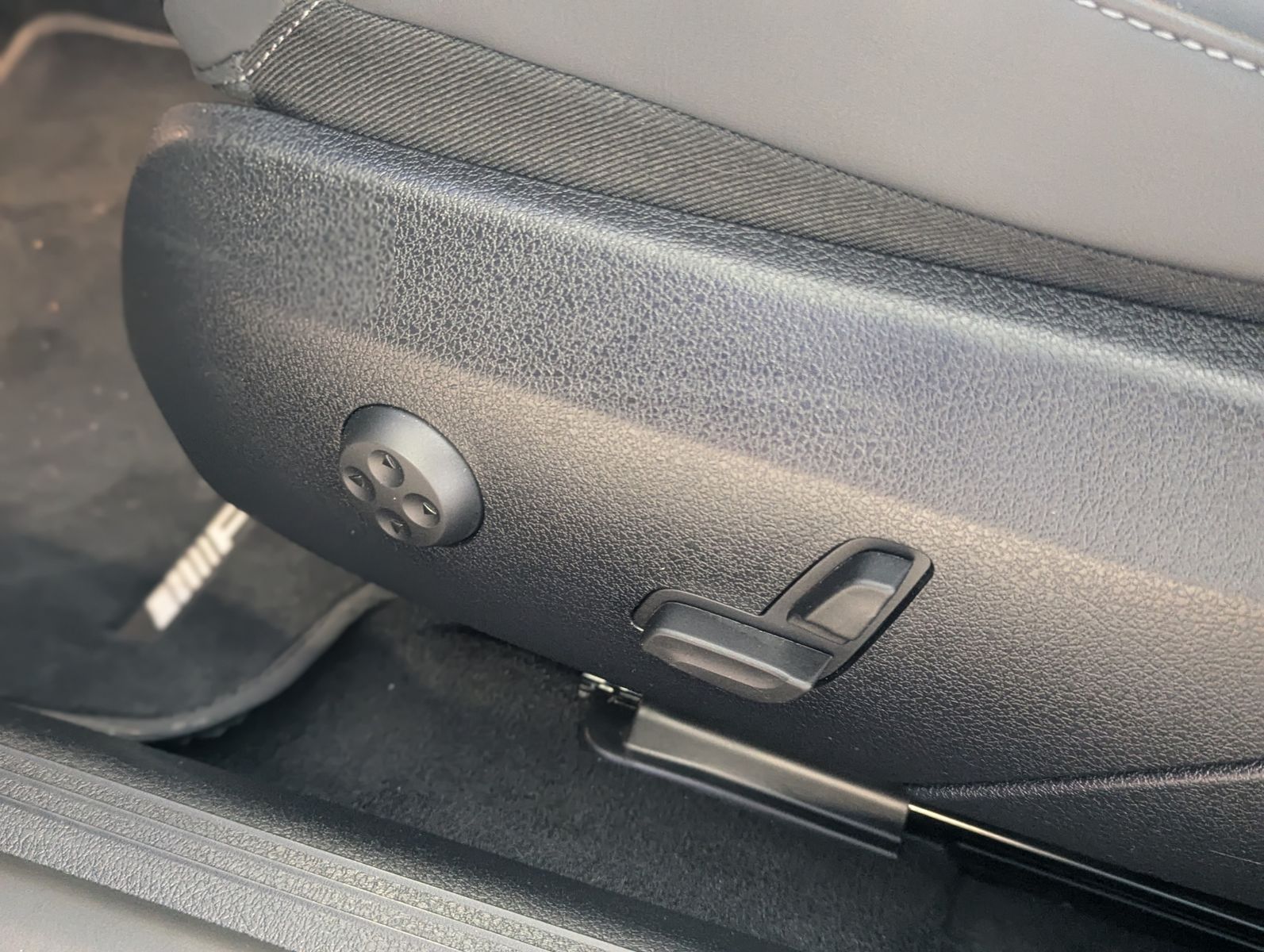 MERCEDES-BENZ C 200 d Limo AMG HUD Night Keyless Sport-Fahrwer - Image 21