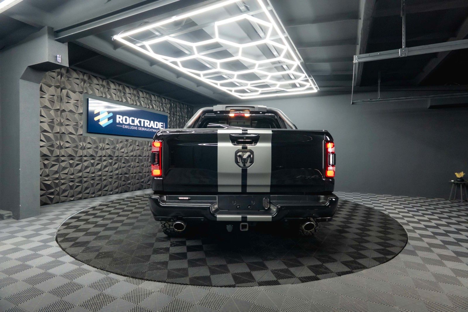 Fahrzeugabbildung Dodge RAM 5.7 V8 HEMI 4x4 Night LARAMIE Pano LED 19%