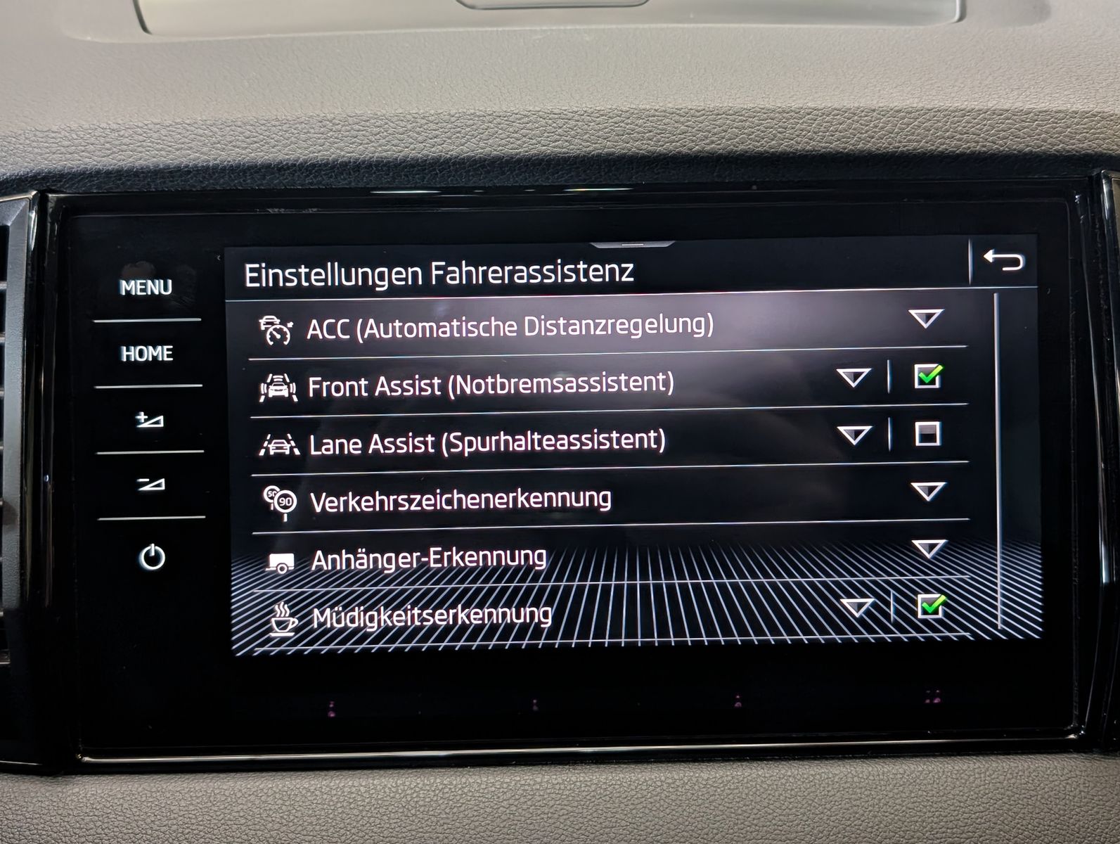 Fahrzeugabbildung SKODA Karoq 2.0 TDI DSG Sportline 4x4 ACC LED Cam AHK