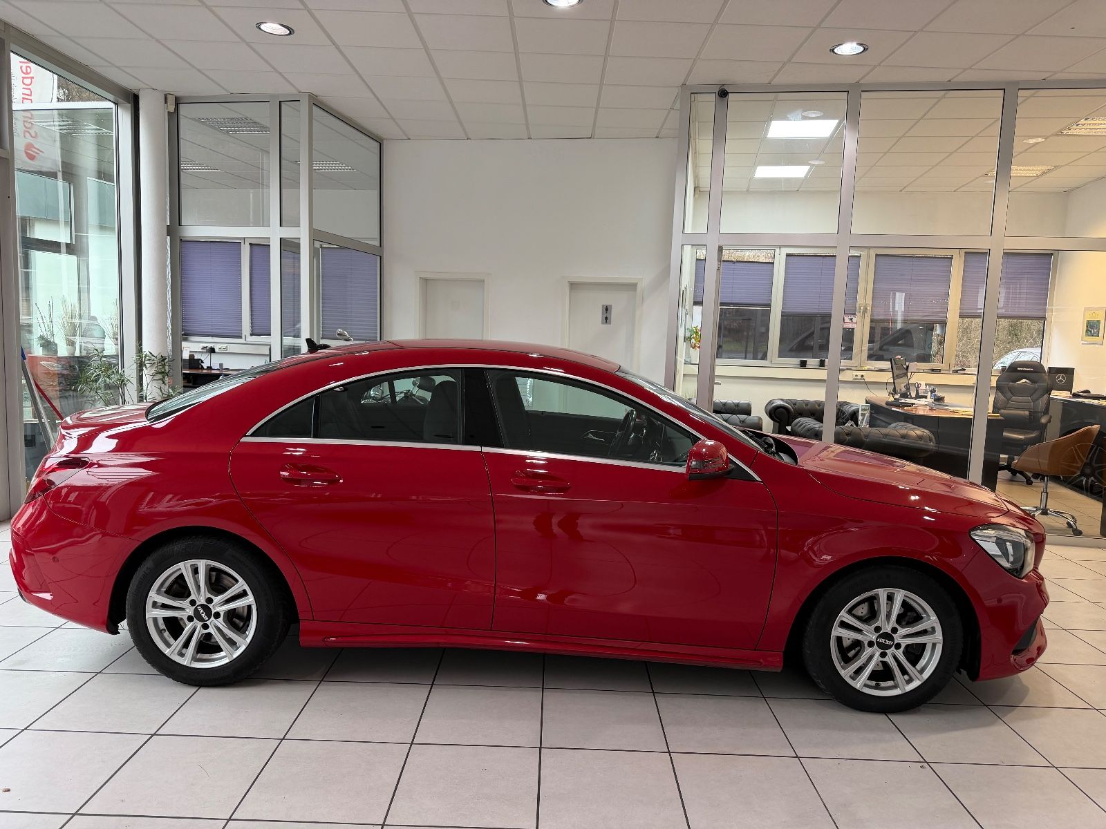 Fahrzeugabbildung Mercedes-Benz CLA 200 D AMG LINE / ROT