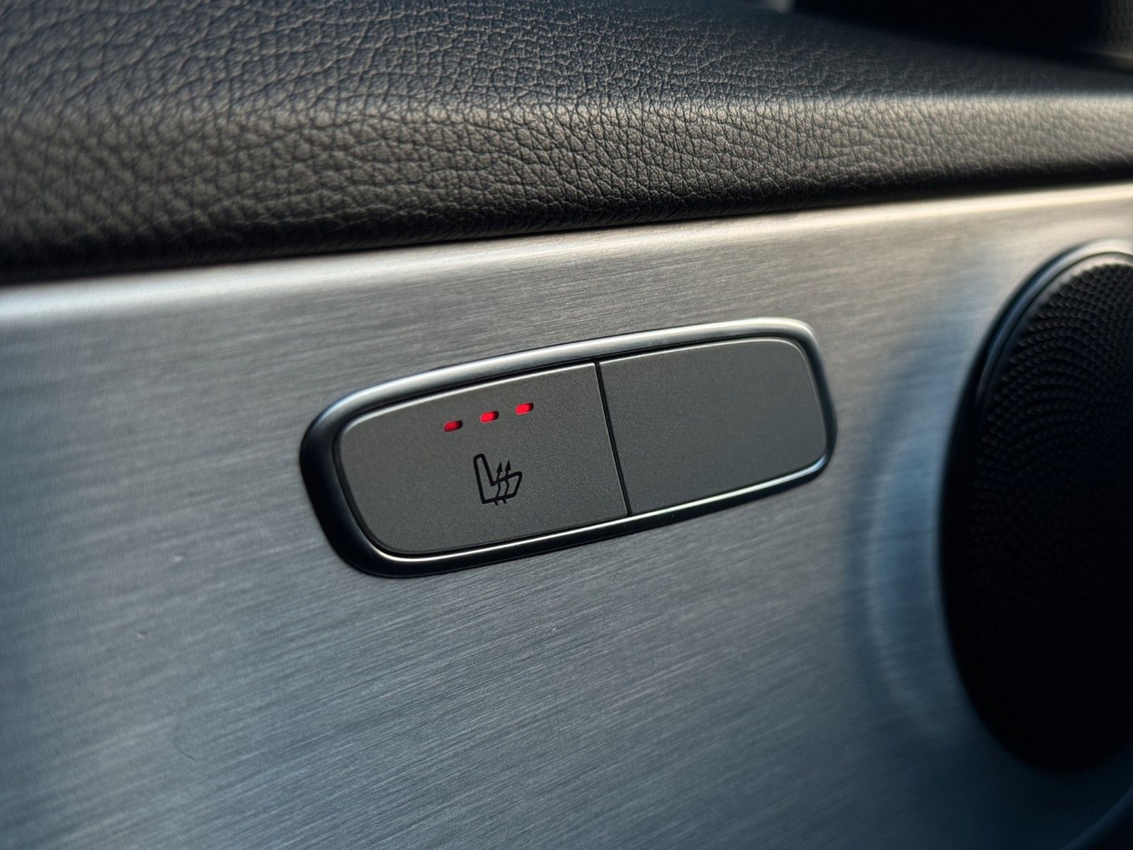 Fahrzeugabbildung Mercedes-Benz C 220d *AMG-Line*ACC*Parkass*Vollleder*LED