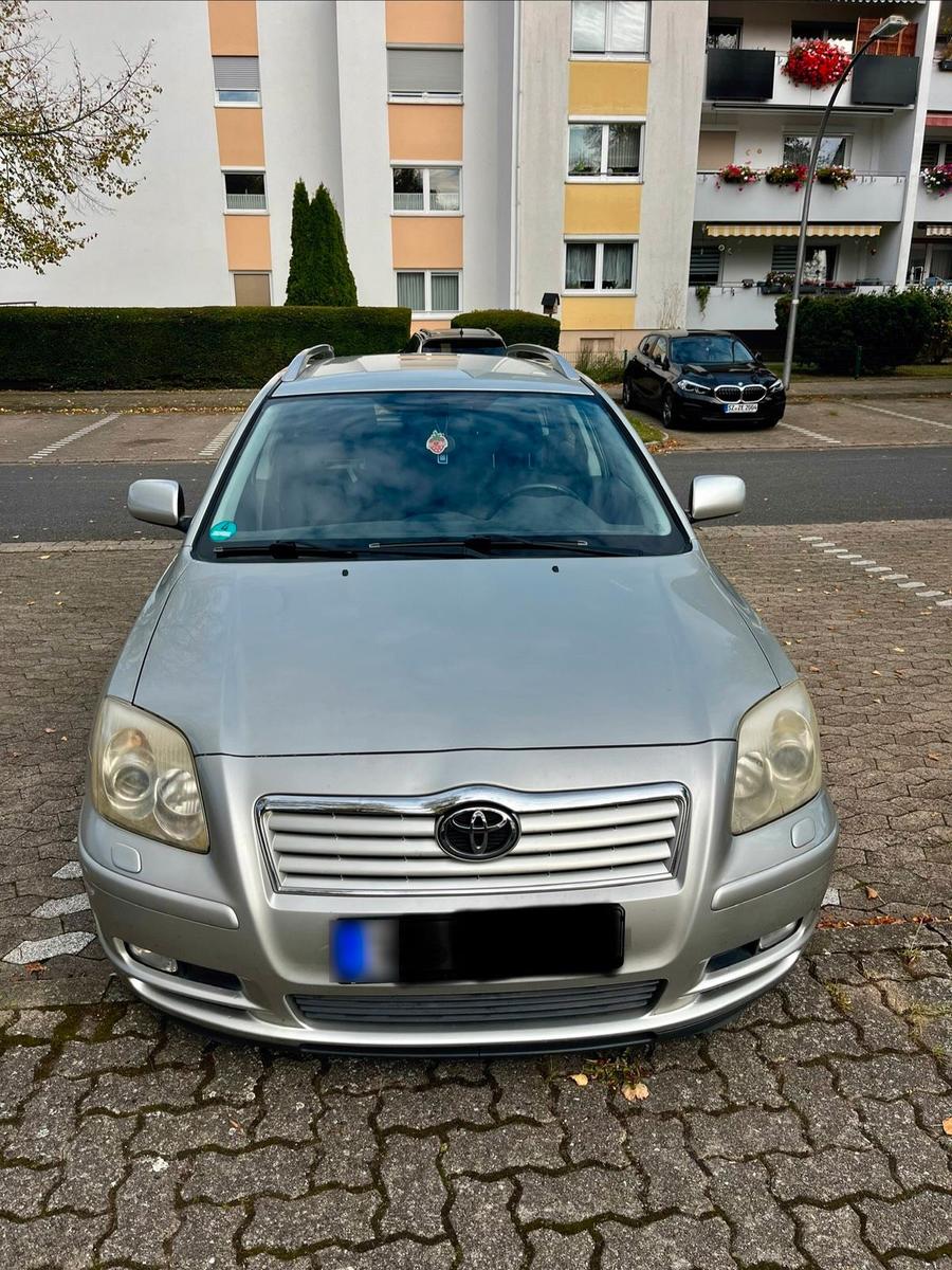 Toyota Avensis 2005 — rear view