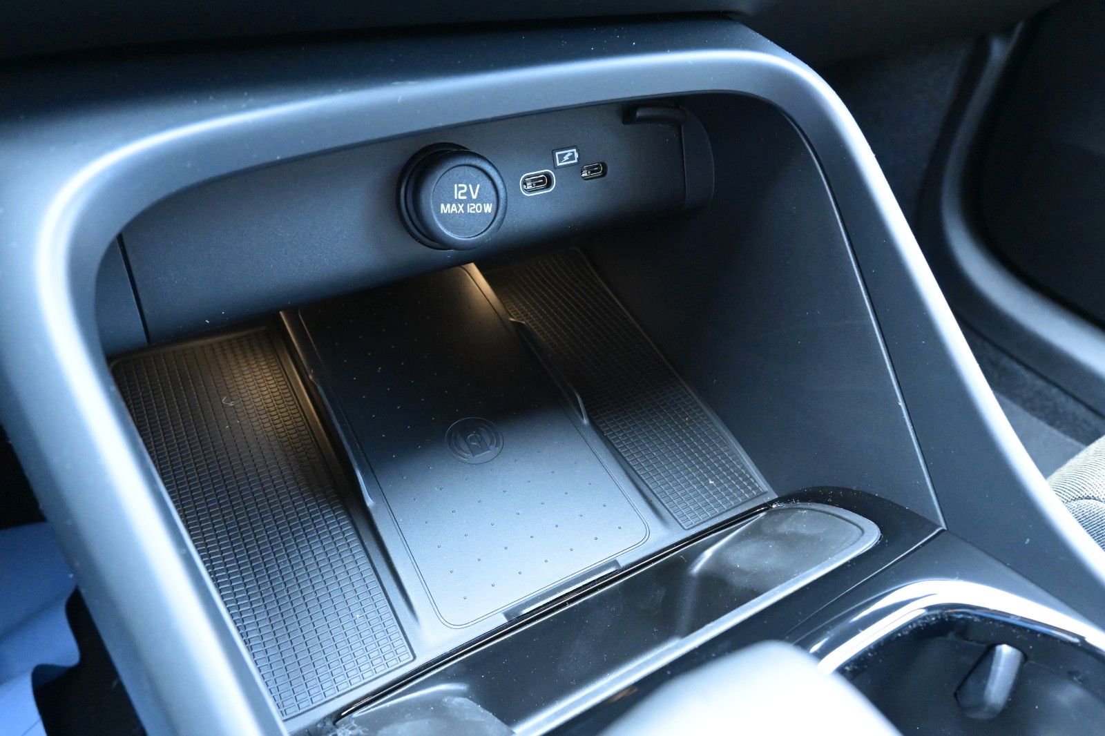 Fahrzeugabbildung Volvo XC40 B3 DKG Plus Black Edition*FSHZG*360°*ACC