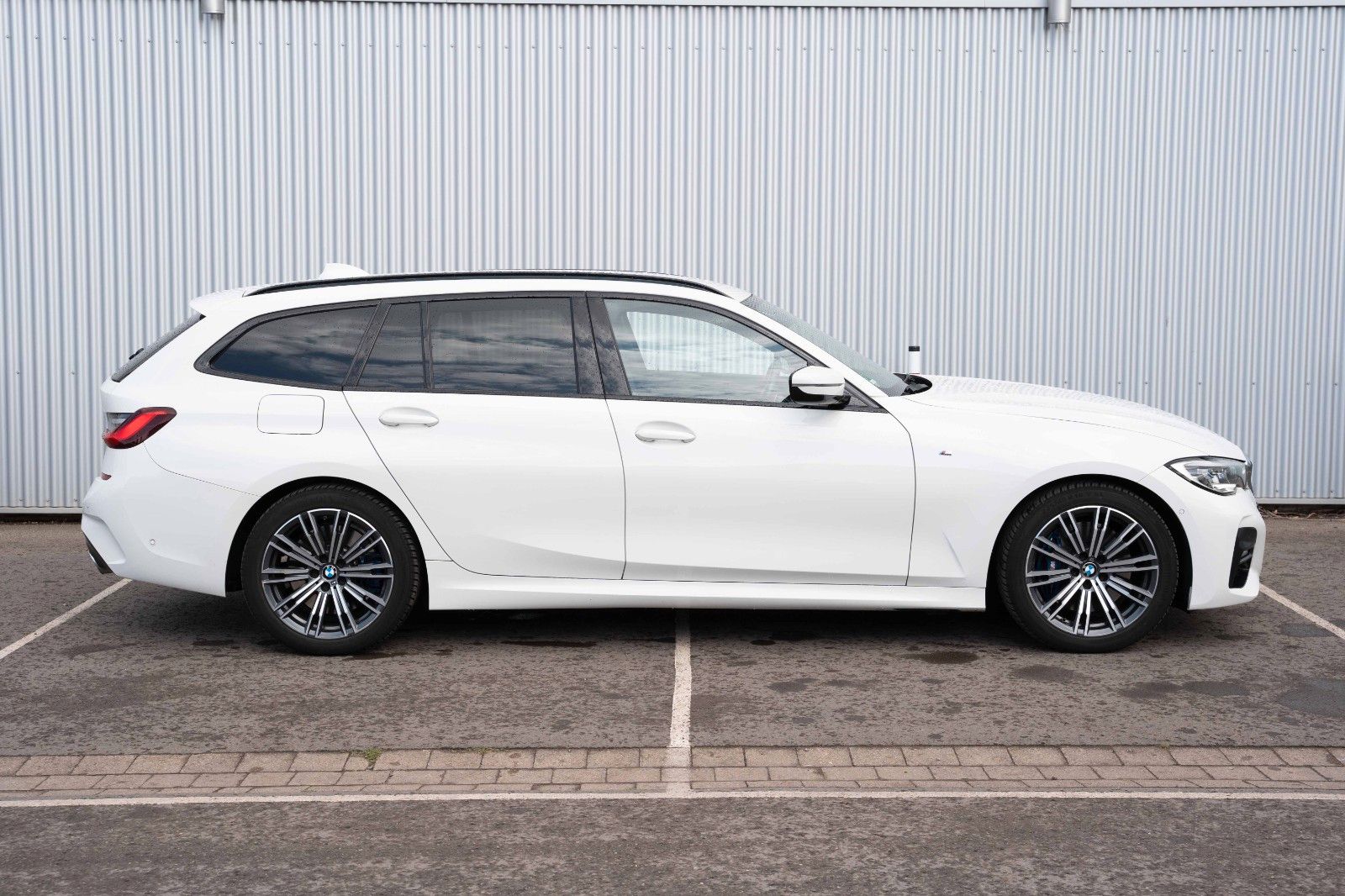 Fahrzeugabbildung BMW 320D XDRIVE M SPORT SHADOW LEDER HUD KAM ALLWETT
