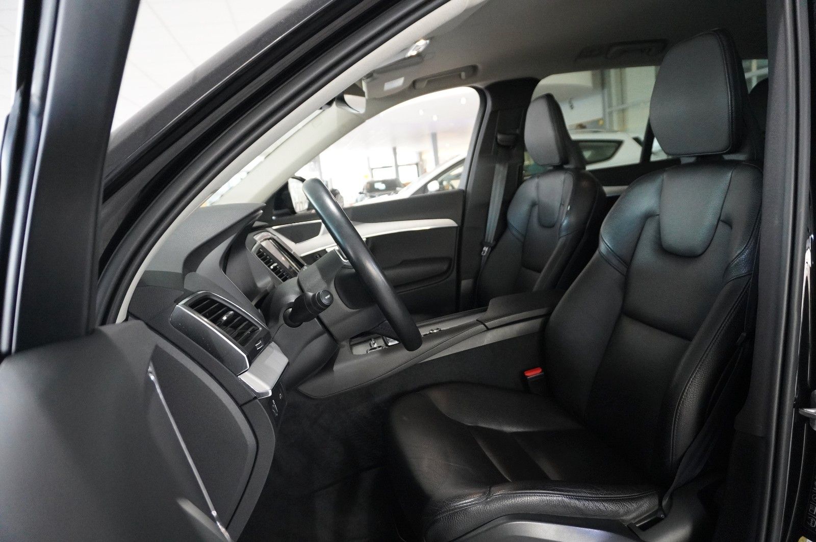 Fahrzeugabbildung Volvo XC 90 B5 D MOMENTUM PRO NAVI/LED/VIRTU/LEDER/AHK