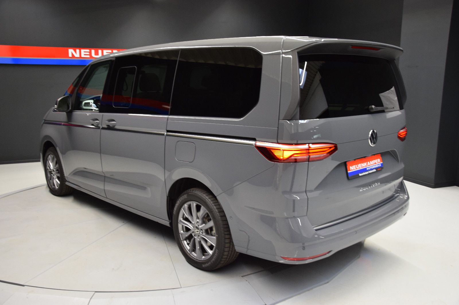 Fahrzeugabbildung Volkswagen T7 Multivan style lang Pano AHK ACC Standheizung