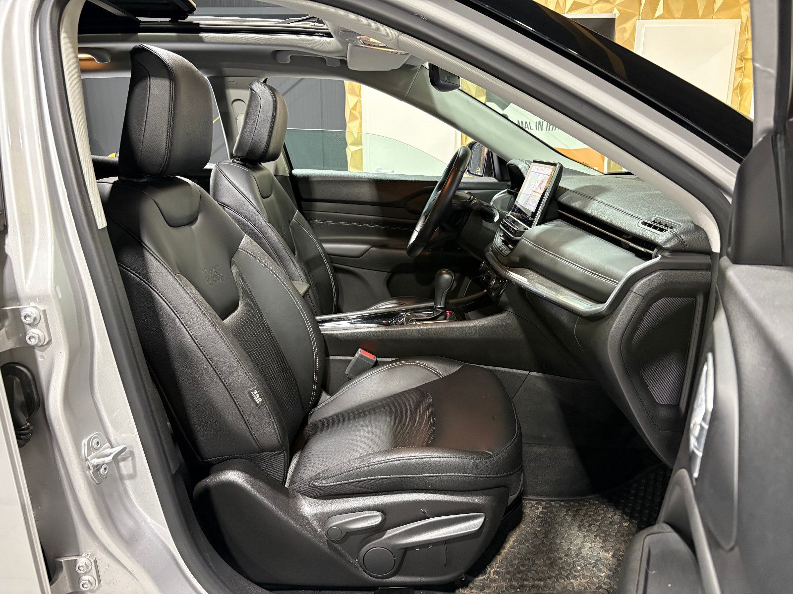 Fahrzeugabbildung Jeep Compass S Plug-In Hybrid 4WD/PANO/360°/ACC/APPLE