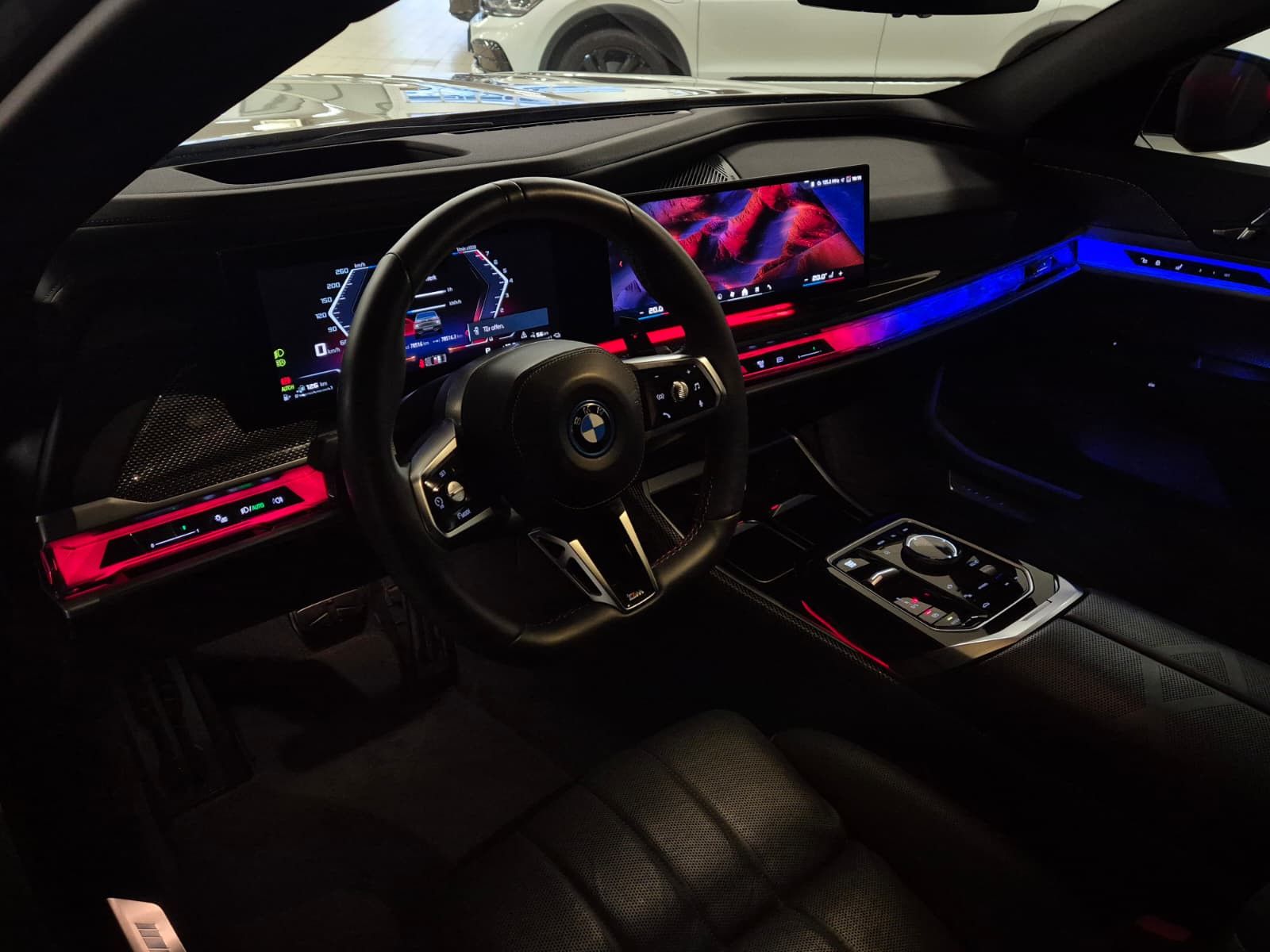 Fahrzeugabbildung BMW M760 e xD M PAKET+PANO+HEAD+SOFT+MEMO+B&W+360°+