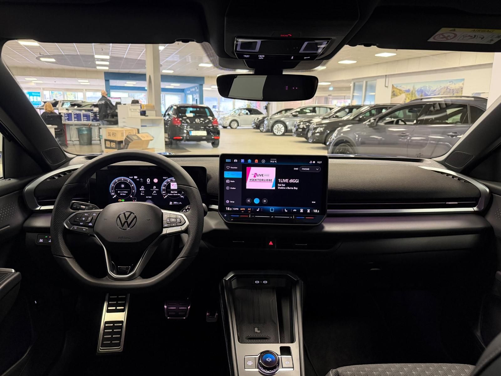 Fahrzeugabbildung Volkswagen T-Roc 1.5 eTSI DSG R-Line+AHK+ACC+TOTWINKEL+RFK+