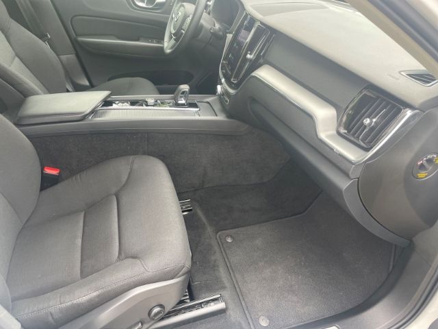 Fahrzeugabbildung Volvo XC60 B4 2WD Momentum Mild-Hybrid Autom. Navigati