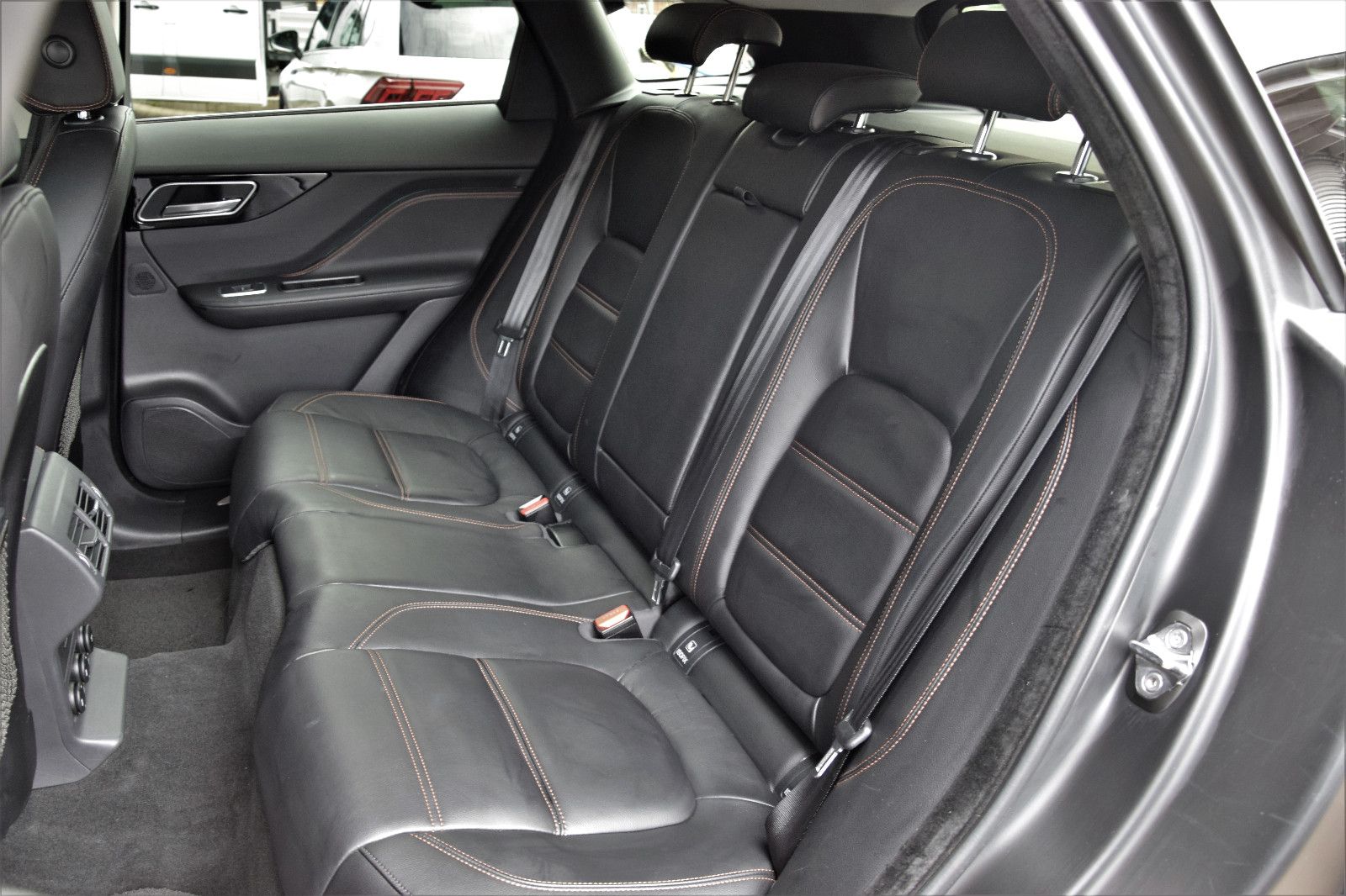 Fahrzeugabbildung Jaguar F-PACE Prestige Leder Navi Kamera ACC Xenon