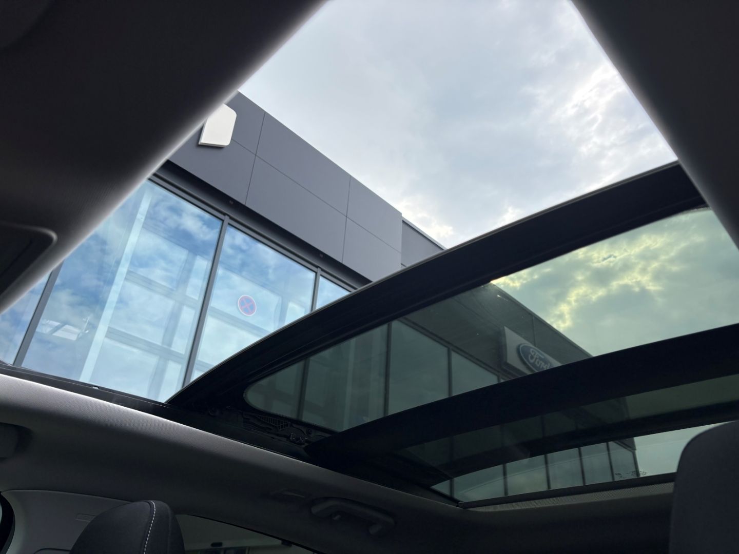 Fahrzeugabbildung Ford Focus Titanium Kamera Schiebedach LED SHZ PDC