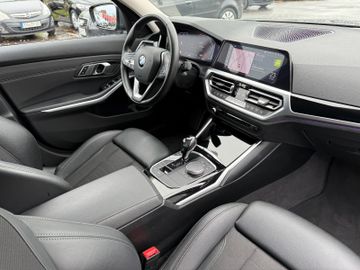 BMW 320i Touring SportLine+LED+StLüftung+App+Virtual