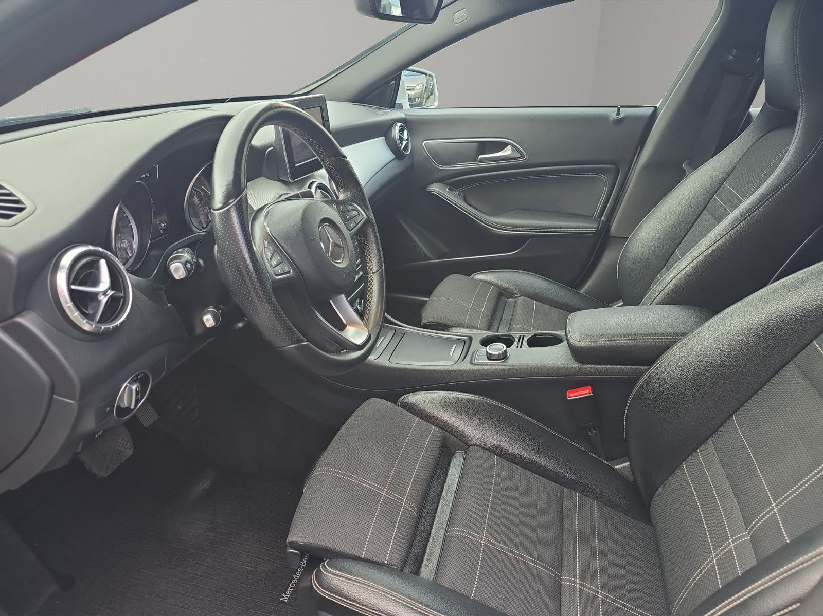 Fahrzeugabbildung Mercedes-Benz 180 CLA Shooting Brake /AUT/NAVI/PDC/LED/NIGHT