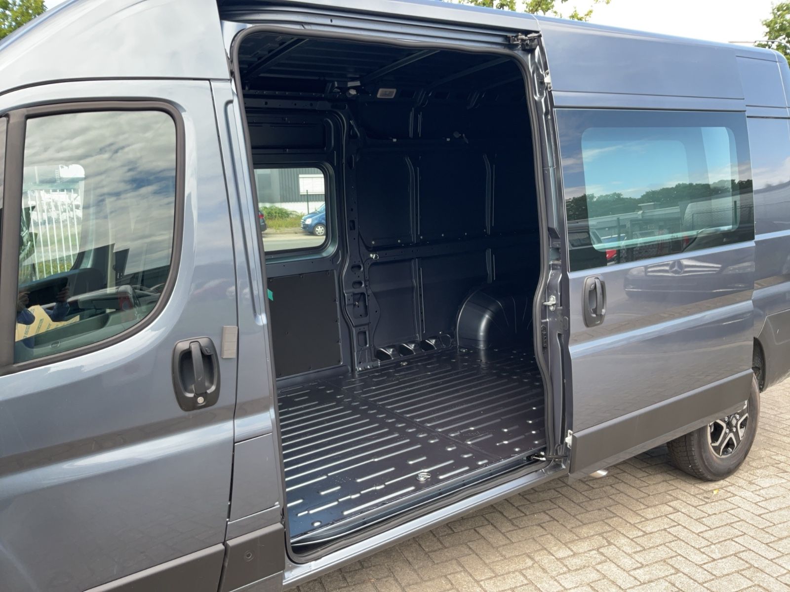 Fahrzeugabbildung Fiat Ducato L3H2 180 Automatik 2x SCHIEBETÜR VERGLAST