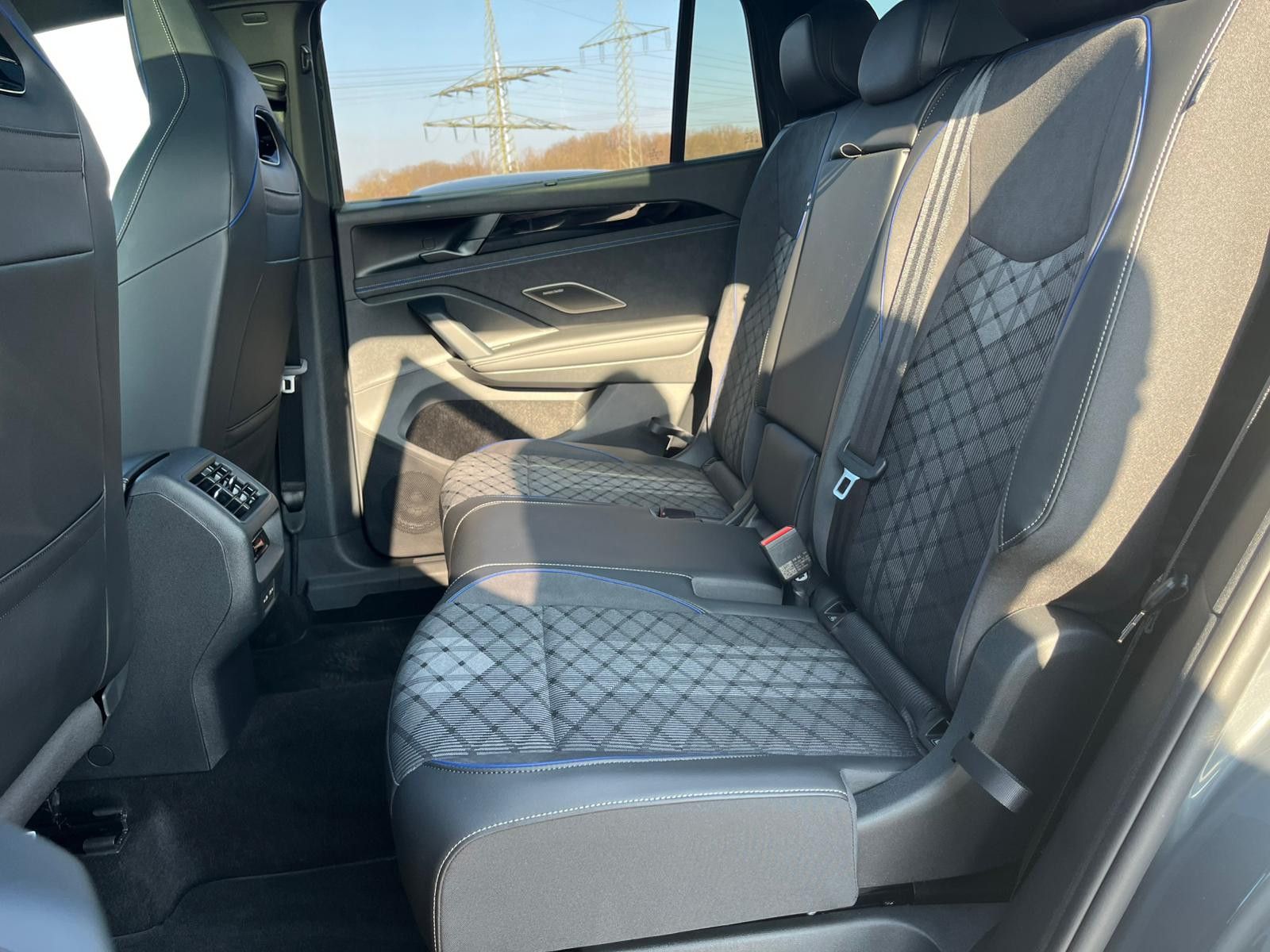 Fahrzeugabbildung Volkswagen Tayron 2.0 TDI 4M R-Line BLACK*7Si*MATRIX*PANO
