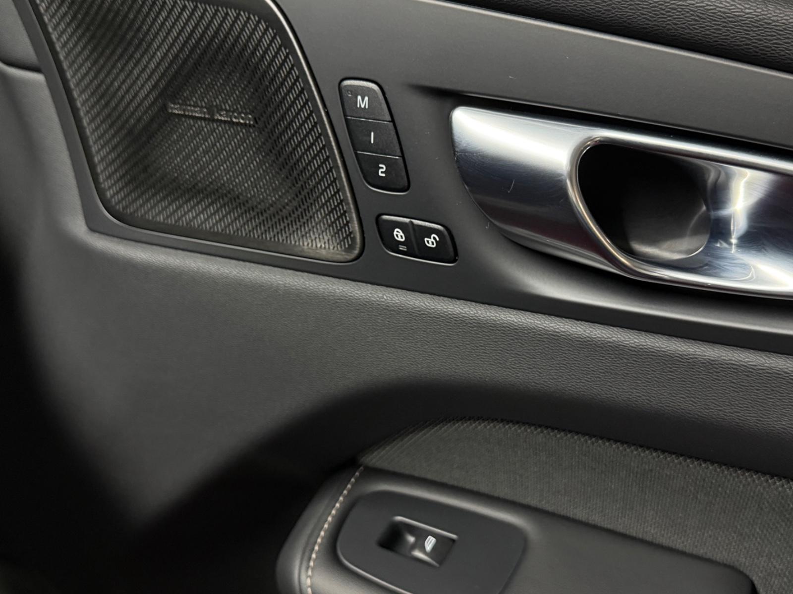 Volvo XC60 B5 Plus Dark AWD H&K Sound Assist AppCar360, миниатюра 12