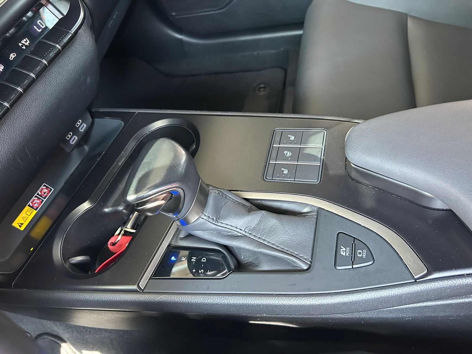 Fahrzeugabbildung Lexus UX 250 h F Sport HUD LED NAV RFK SHZ ALU
