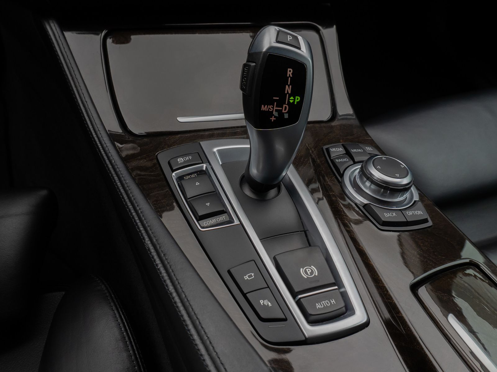 Fahrzeugabbildung BMW 530d HUD HiFi 360°Xenon SoftCl AHK Komfort Sport