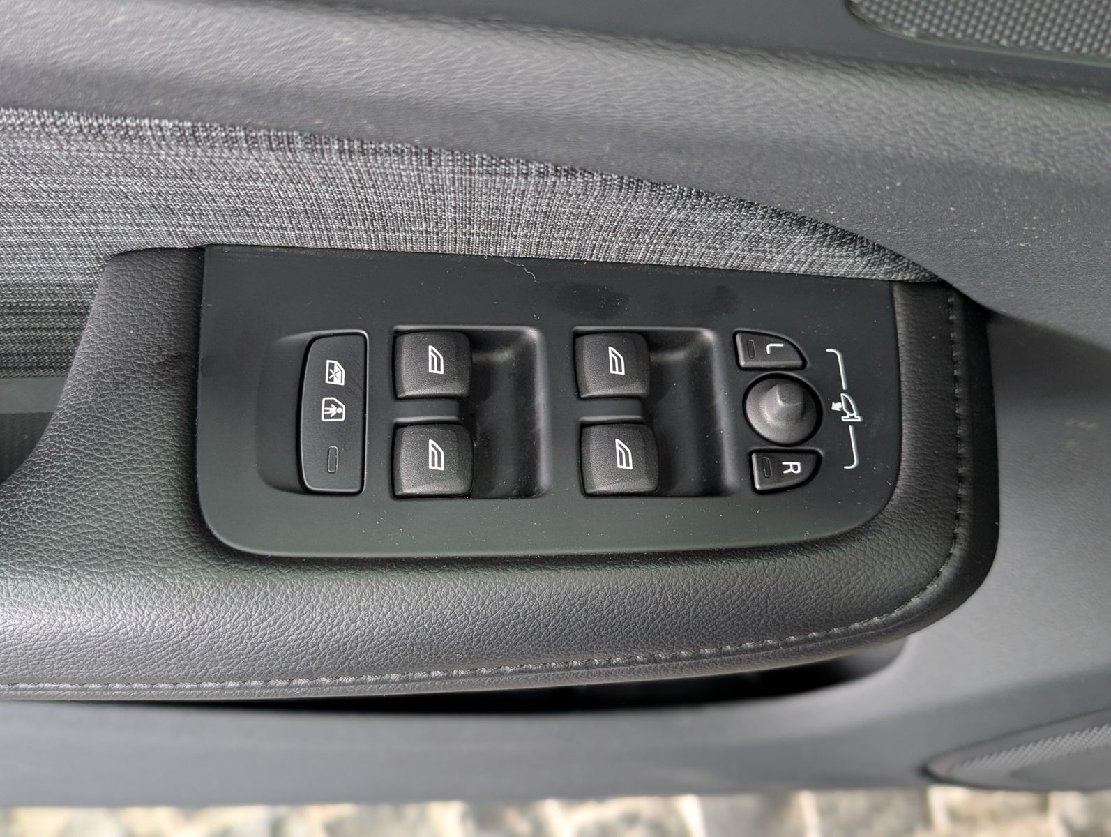 Fahrzeugabbildung Volvo V60 B3 Core 2.0Turbo MHEV VIRT LED APP SOUND AHK
