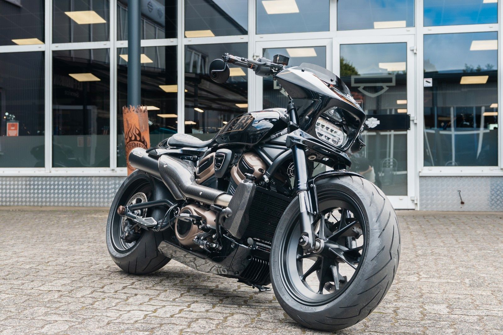 Fahrzeugabbildung Harley-Davidson Sportster S RH1250S - Jekill & Hyde 240er Umbau